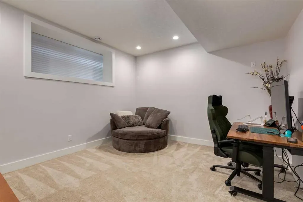 306 12 Avenue NE #1