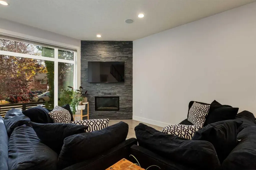 306 12 Avenue NE #1