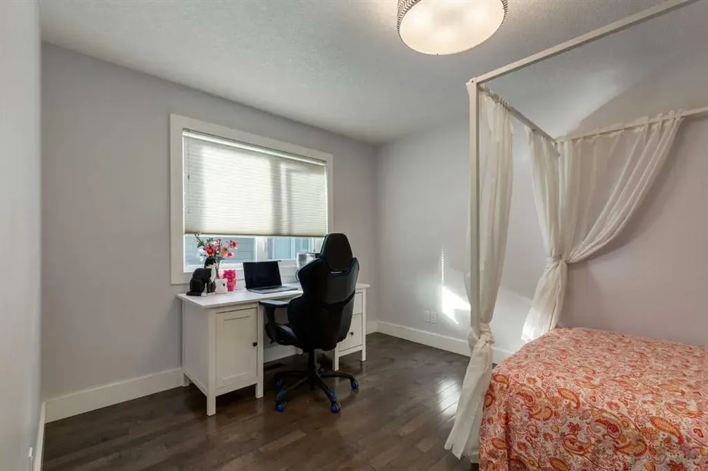 306 12 Avenue NE #1
