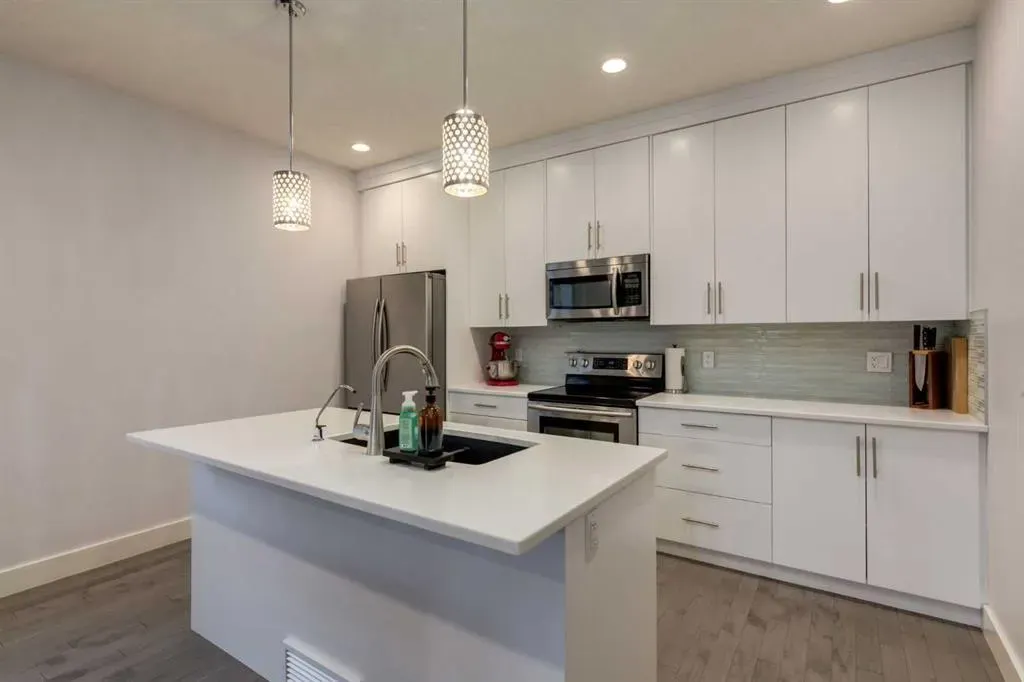 306 12 Avenue NE #1