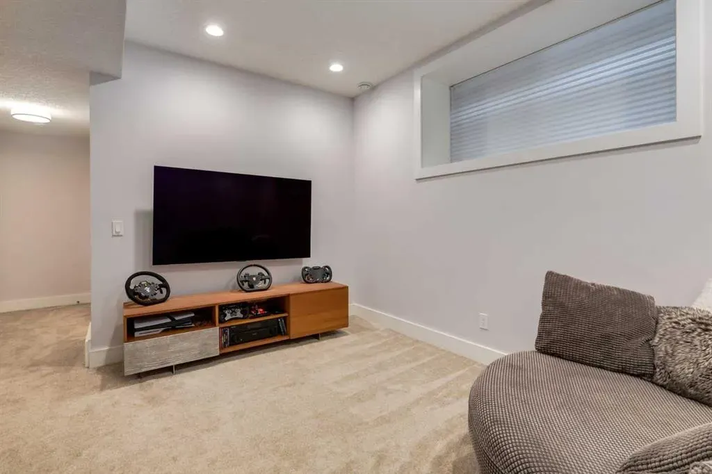 306 12 Avenue NE #1