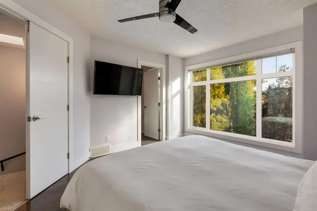 306 12 Avenue NE #1