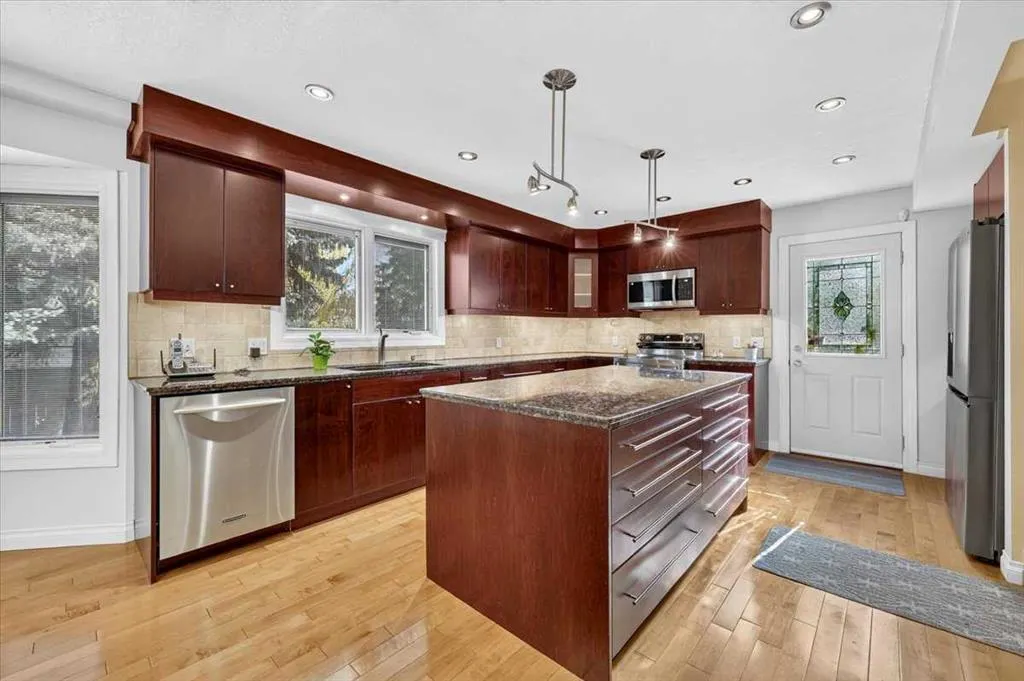 316 Parkland Way SE