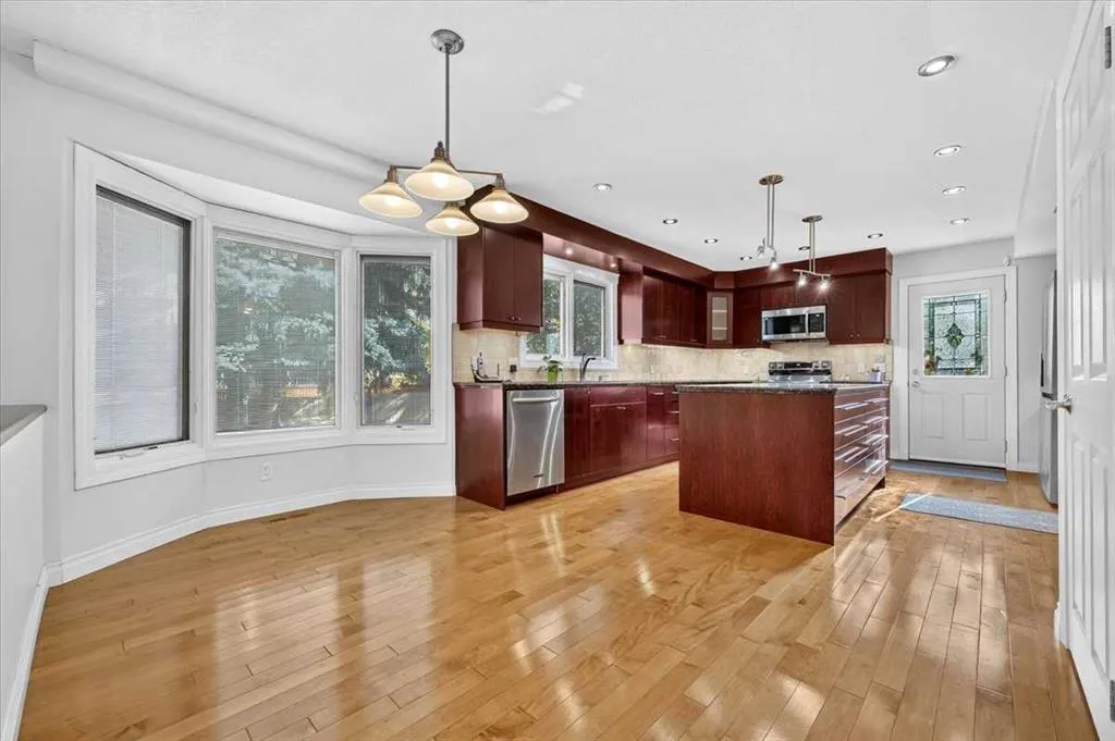 316 Parkland Way SE