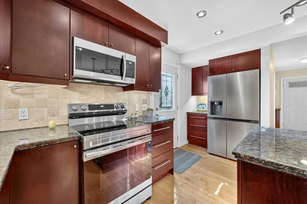 316 Parkland Way SE