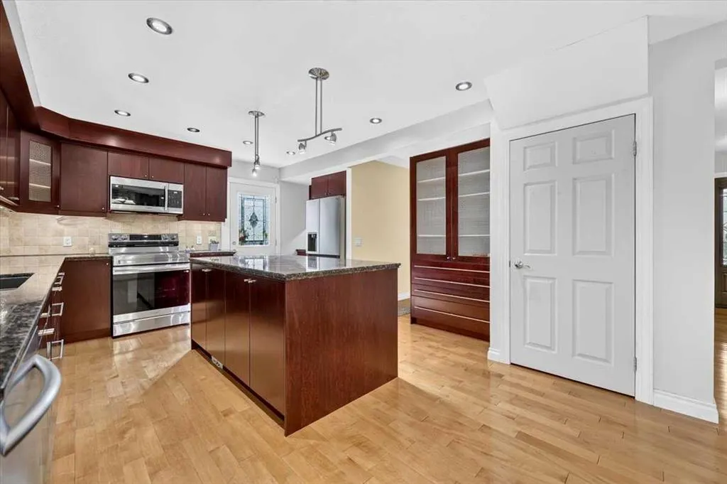 316 Parkland Way SE