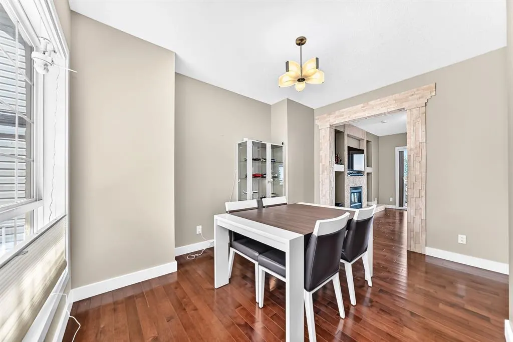 255 Edgebrook Park NW