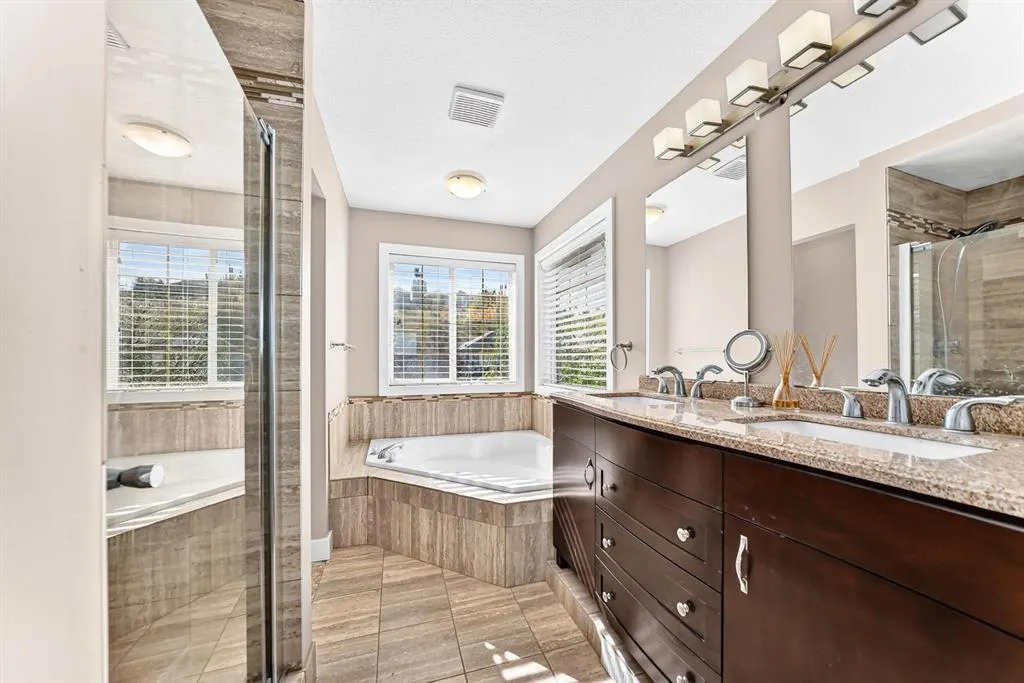 255 Edgebrook Park NW