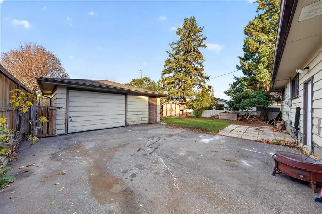 8 Hogarth Crescent SW