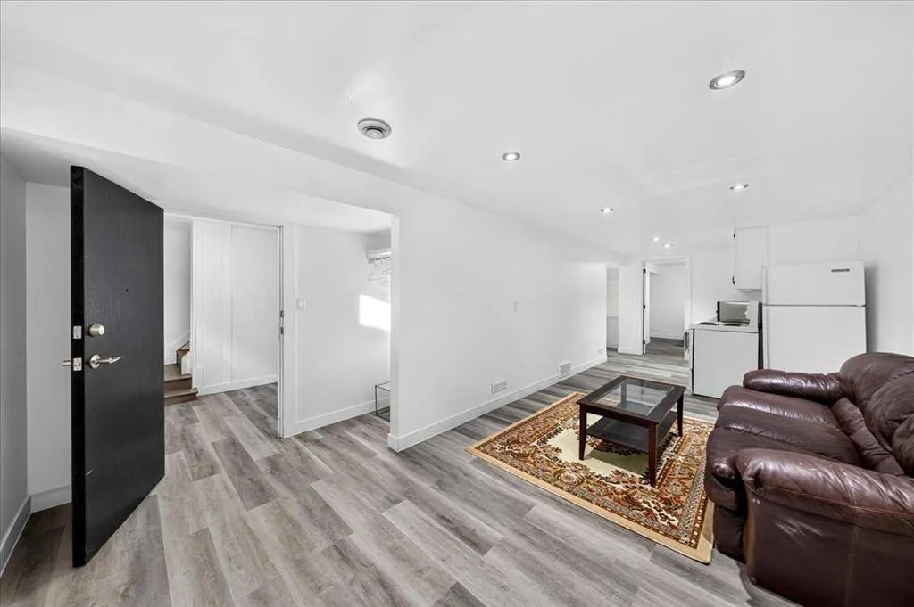 8 Hogarth Crescent SW