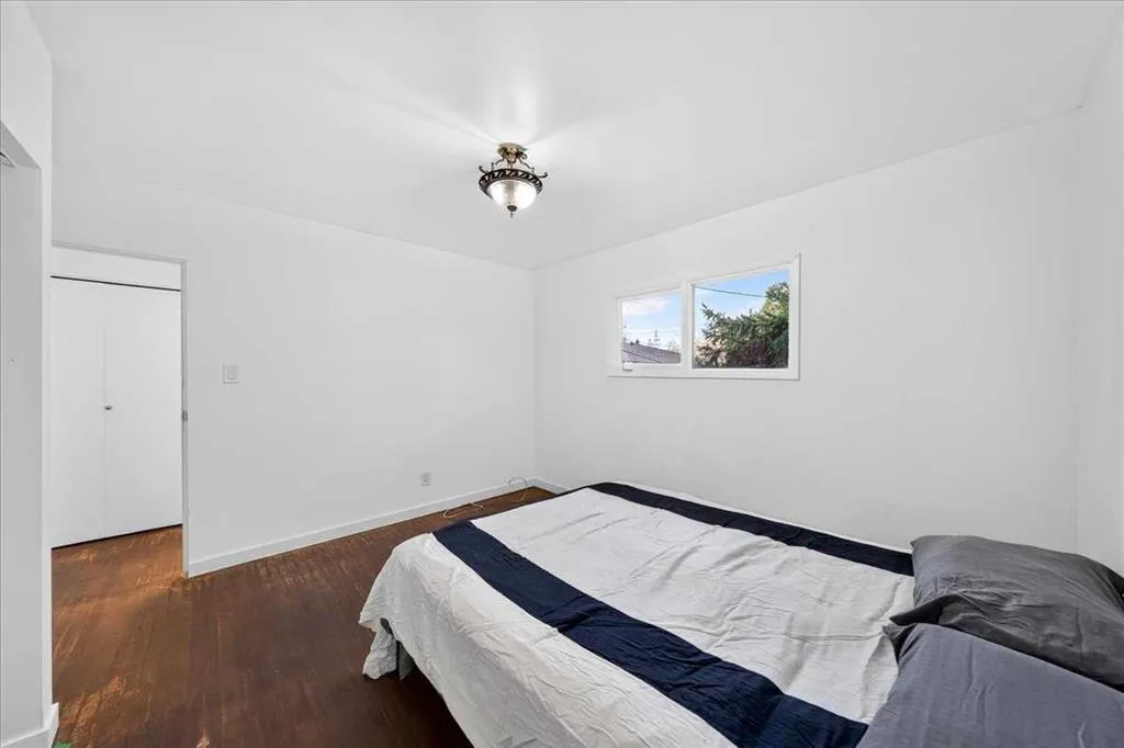 8 Hogarth Crescent SW