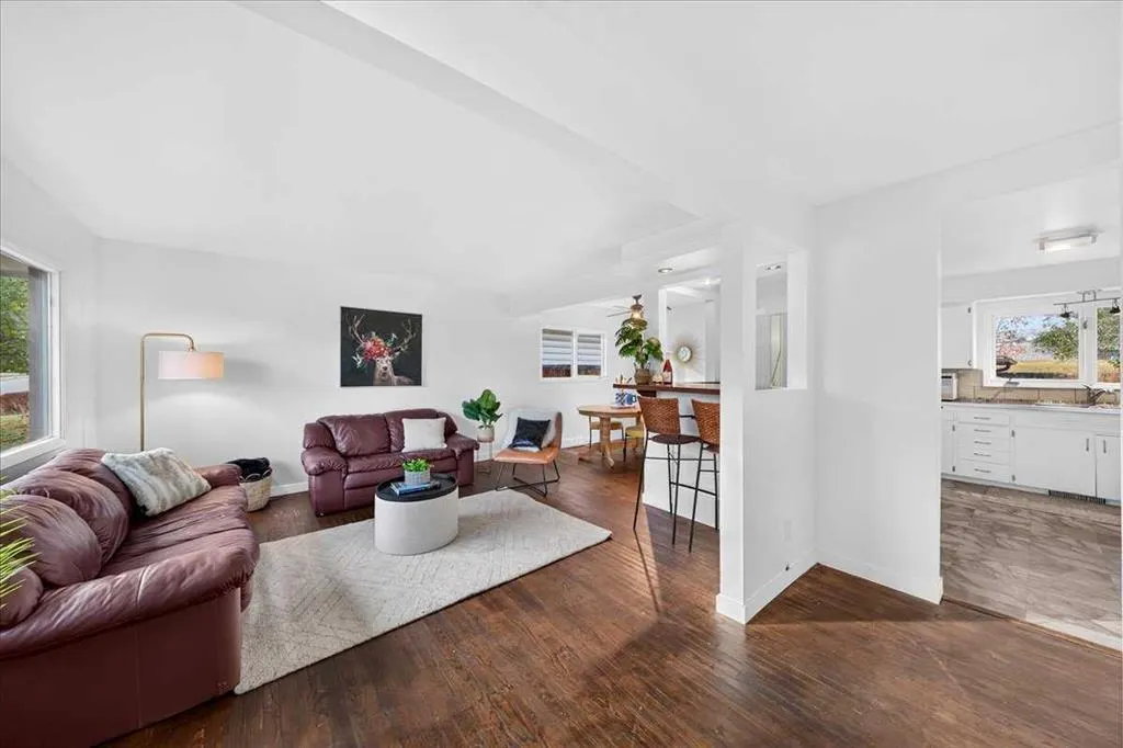 8 Hogarth Crescent SW