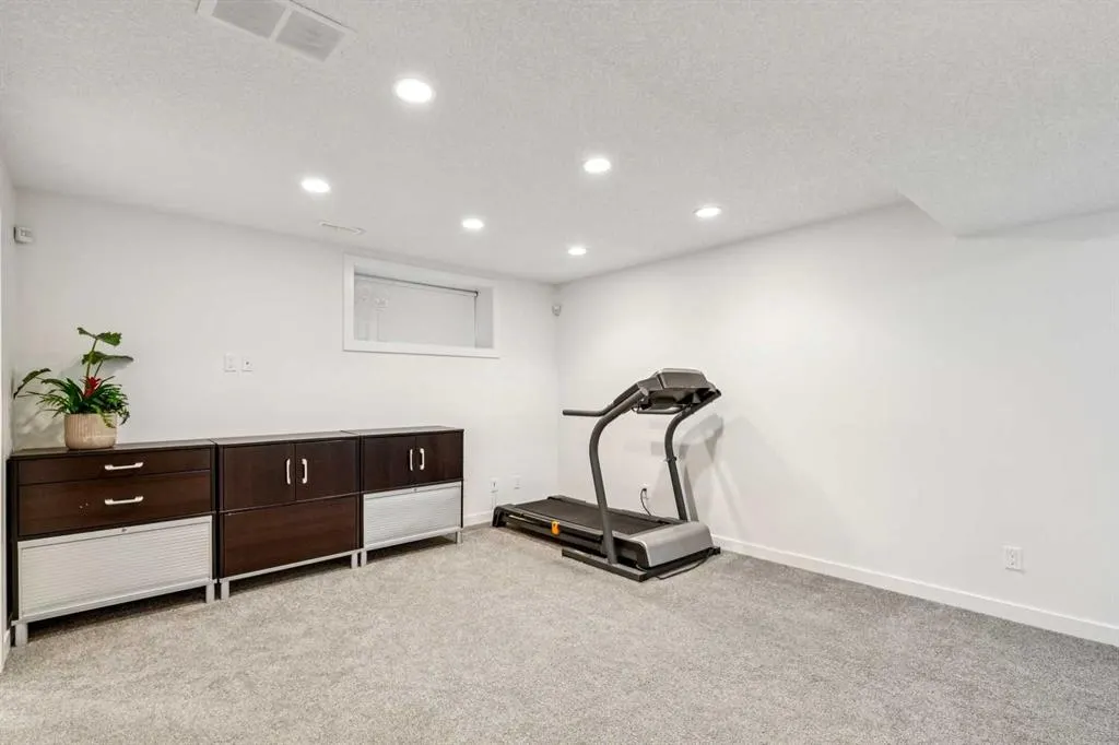 242 Cougar Plateau Mews SW