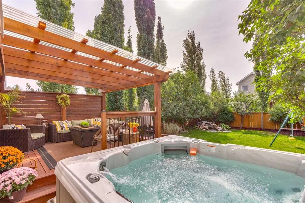 242 Cougar Plateau Mews SW