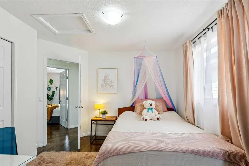 242 Cougar Plateau Mews SW
