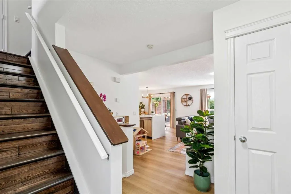 242 Cougar Plateau Mews SW