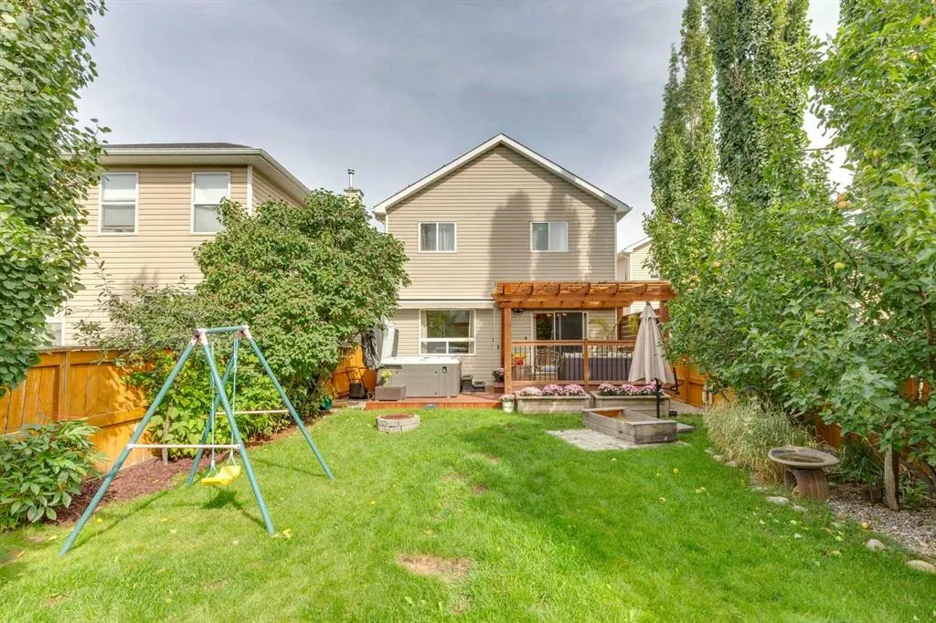 242 Cougar Plateau Mews SW