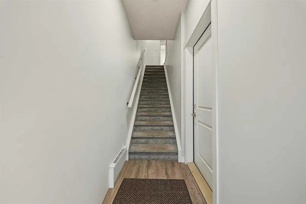 95 Skyview Close NE #708