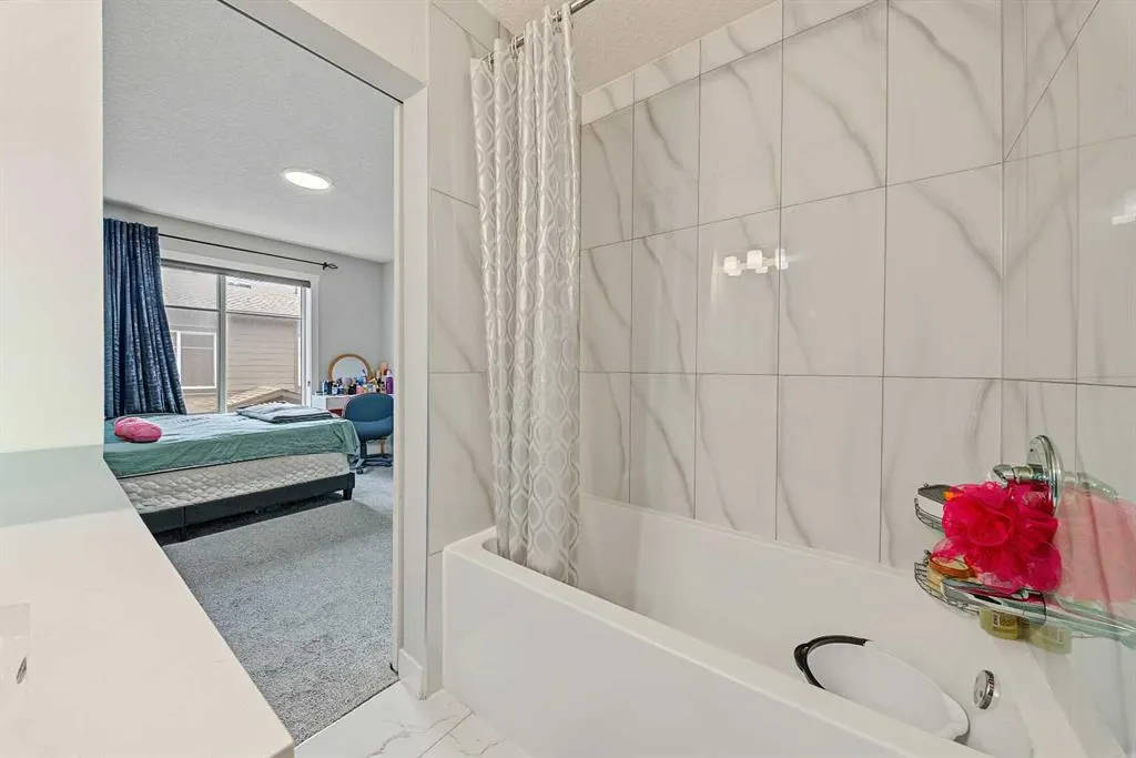 95 Skyview Close NE #708