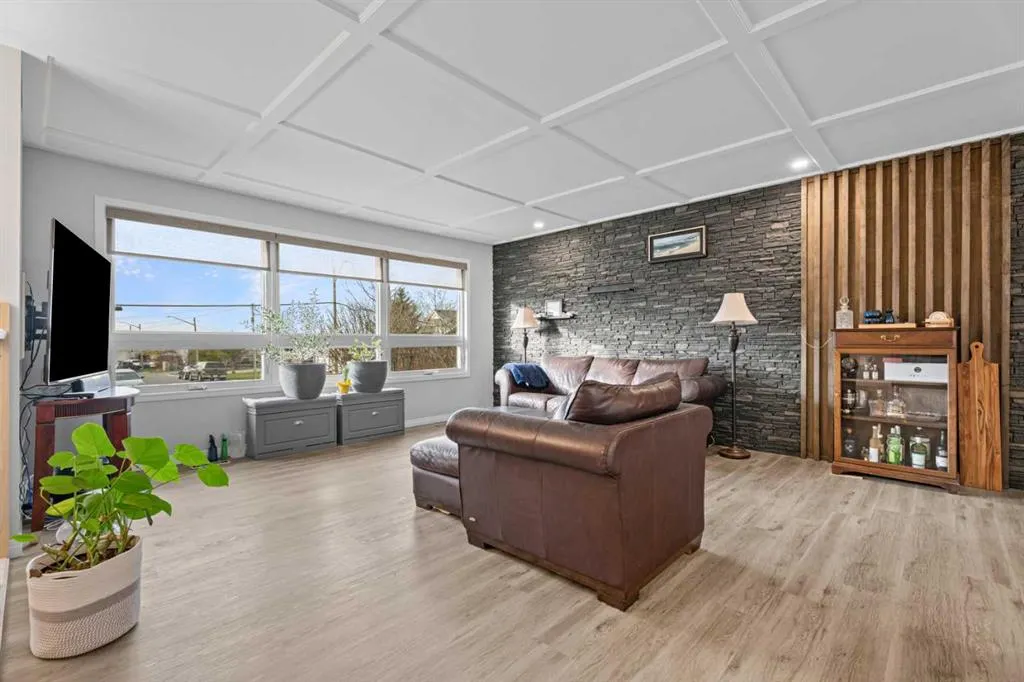 10 Mountain Street E