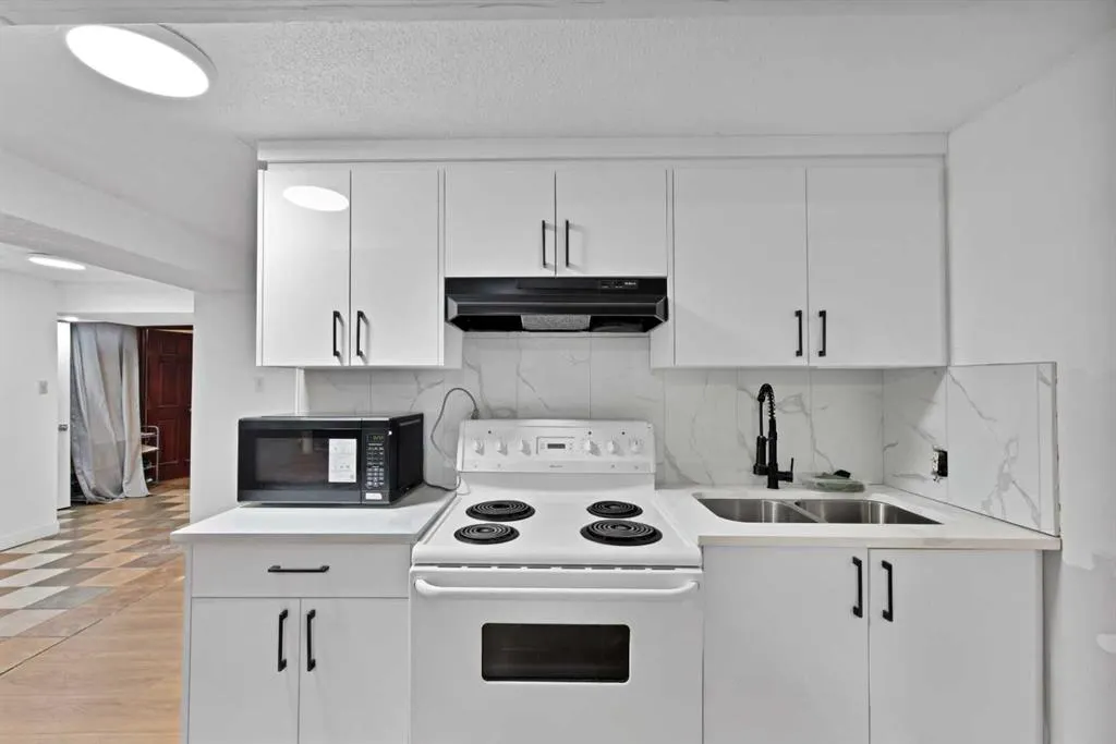 72 Fonda Crescent NE