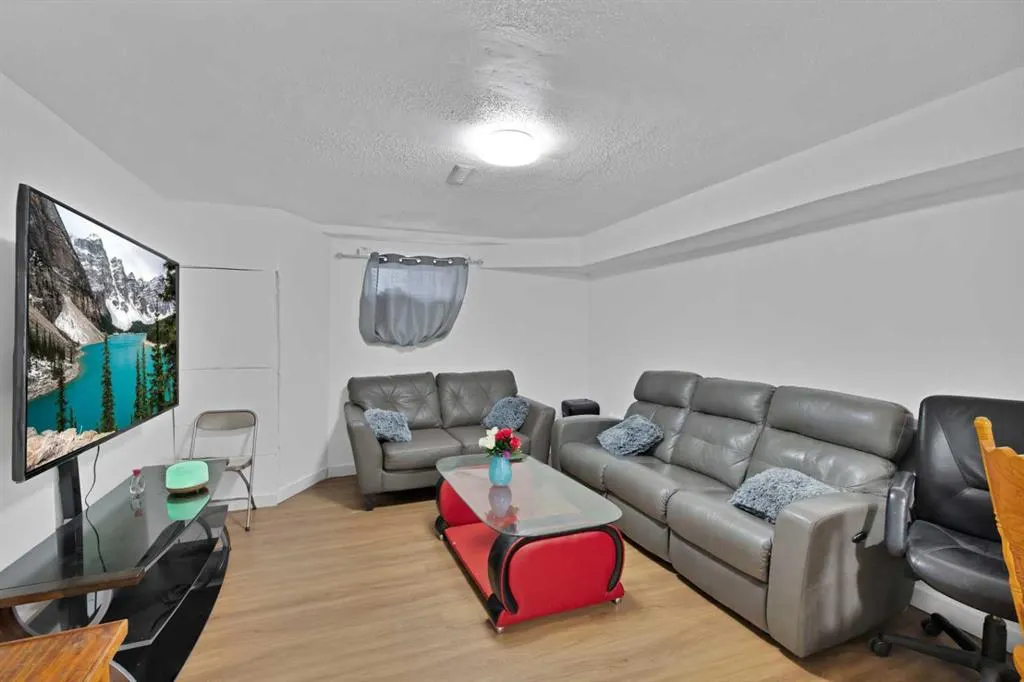 72 Fonda Crescent NE