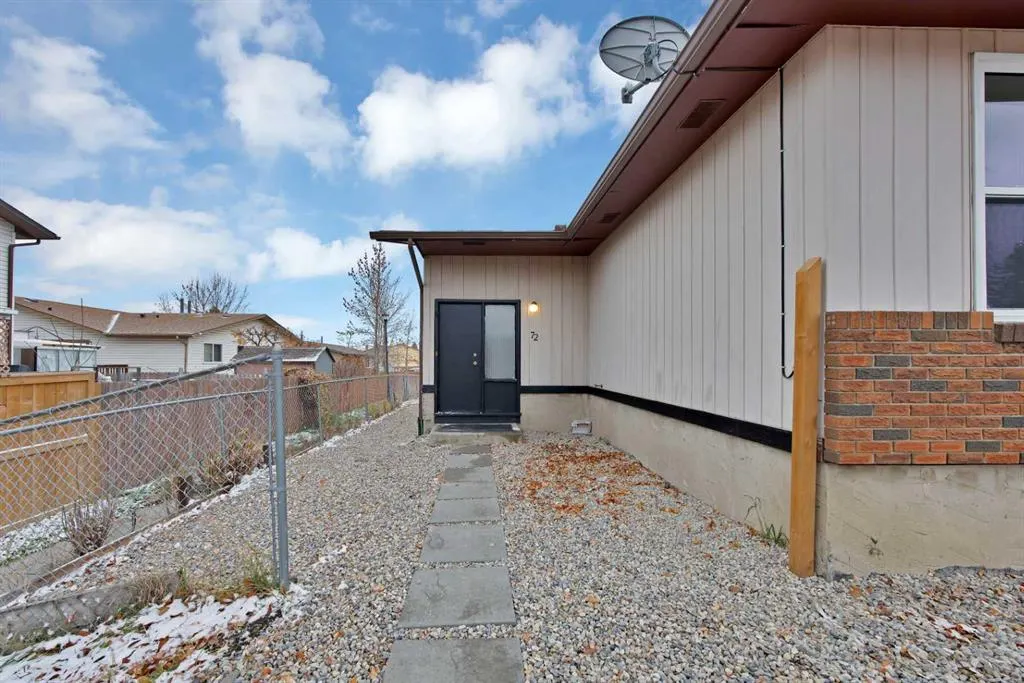 72 Fonda Crescent NE
