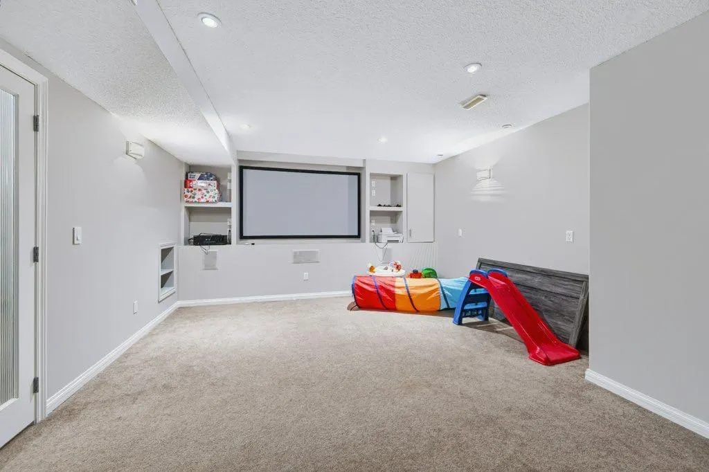 71 Cougarstone Court SW