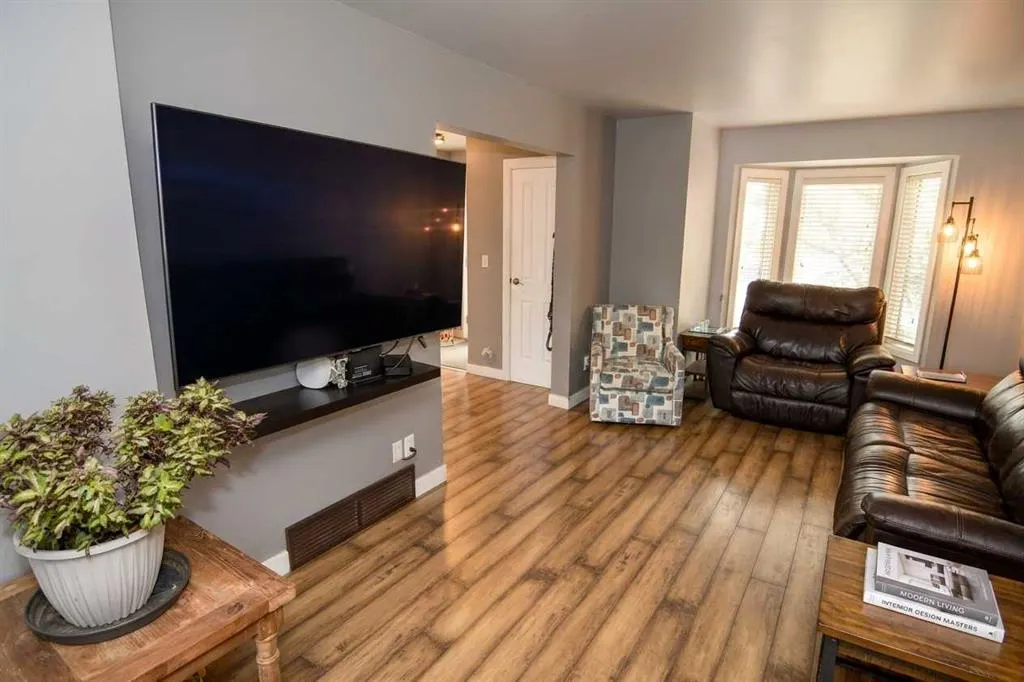100 Coach Manor Rise SW