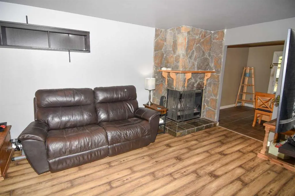 100 Coach Manor Rise SW