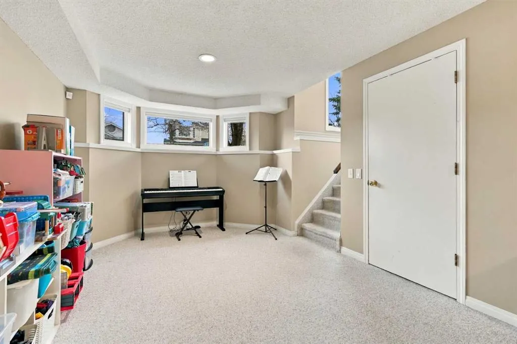 60 Hidden Green NW
