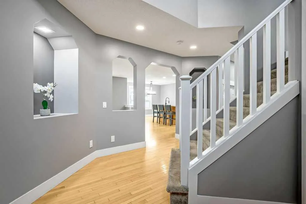 195 Cranwell Crescent SE