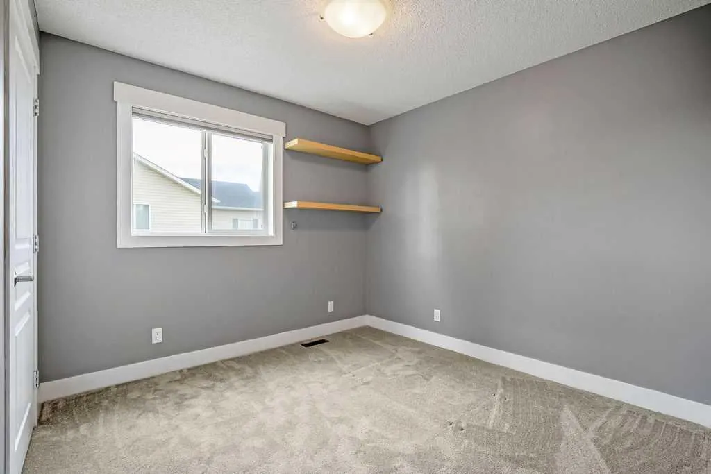 195 Cranwell Crescent SE