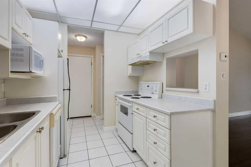 201 Braeglen Close SW #1402