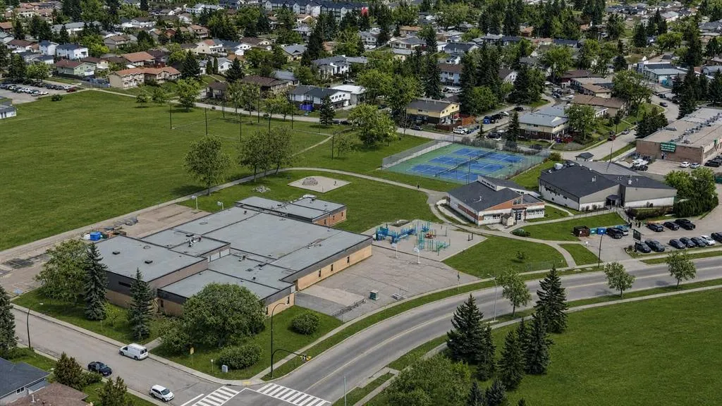5835 28 Avenue NE