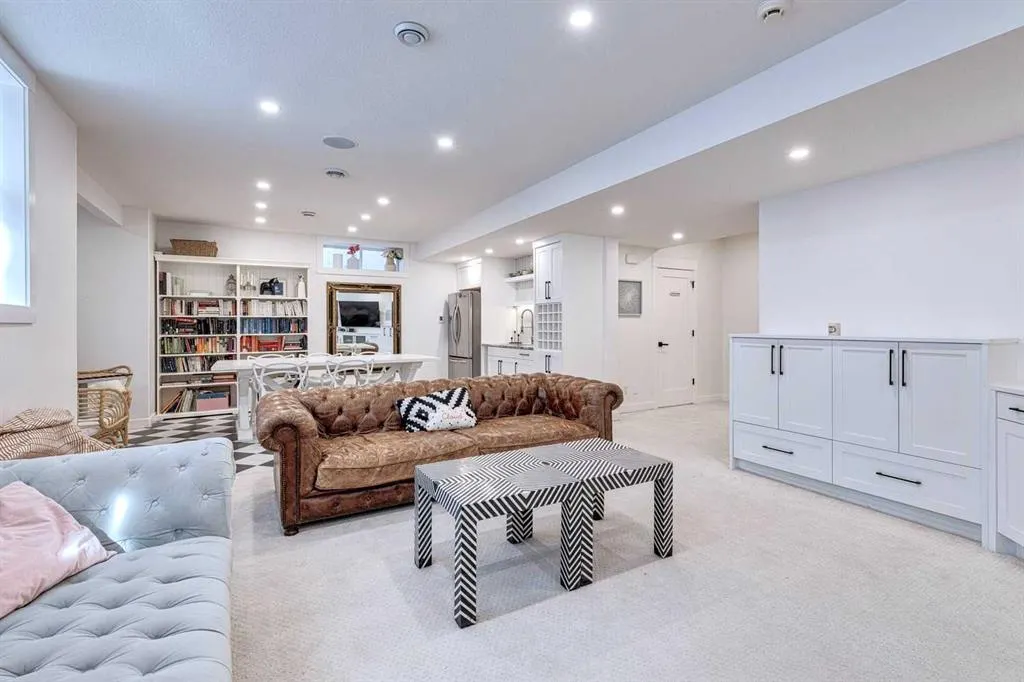 41 Strathlea Court SW