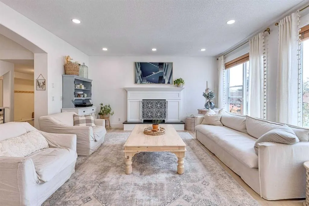 41 Strathlea Court SW