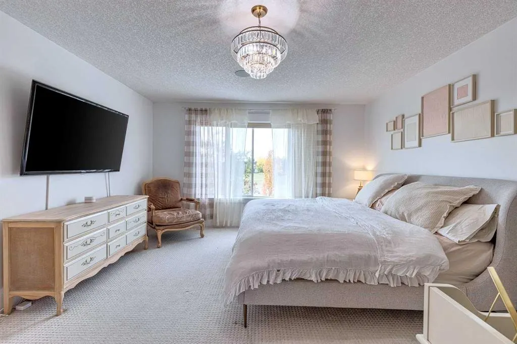 41 Strathlea Court SW