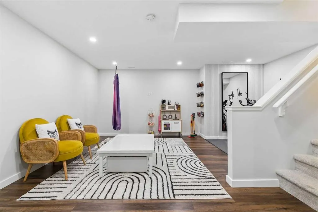 61 West Coach Place SW
