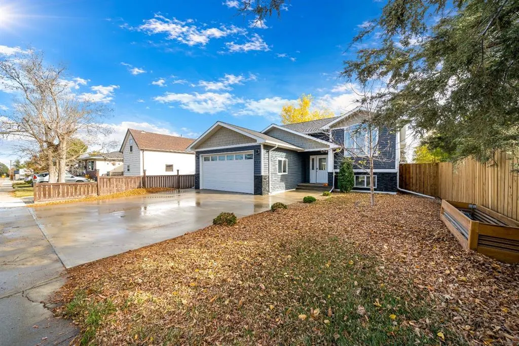 316 3 Street W