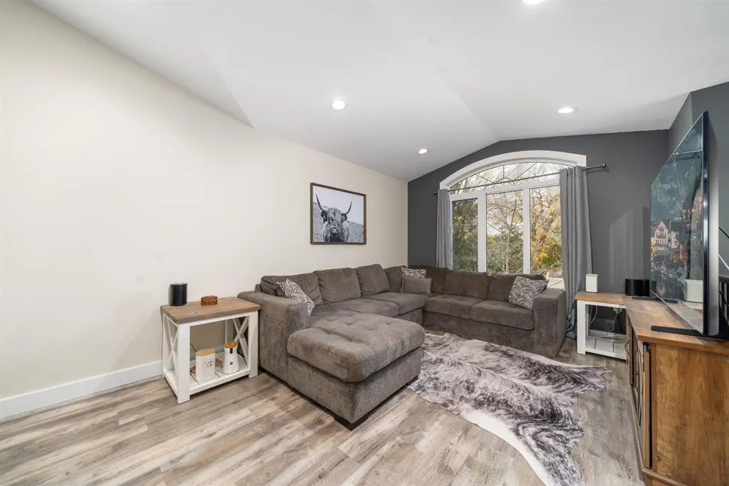 316 3 Street W