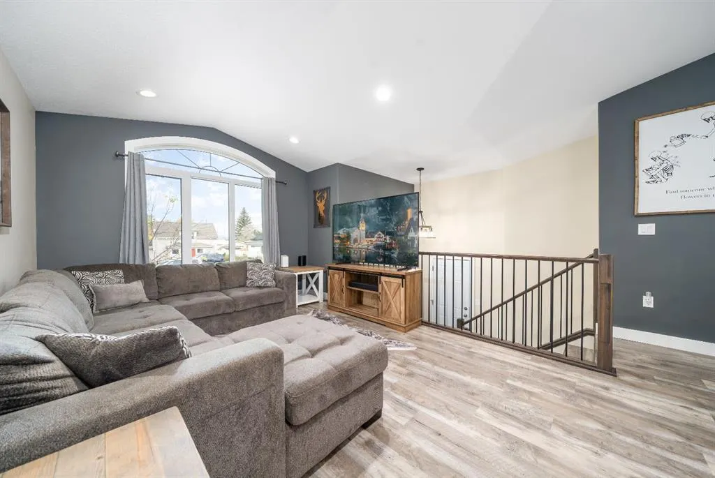 316 3 Street W