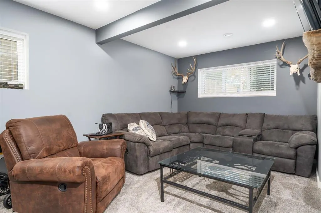 316 3 Street W