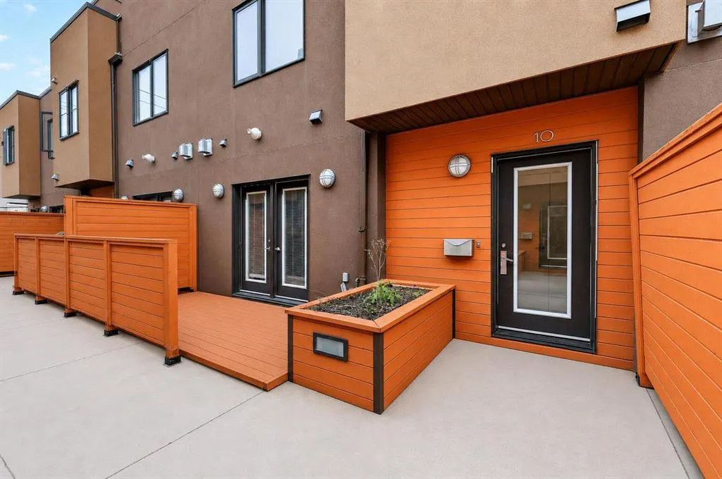 1717 27 Avenue SW #10