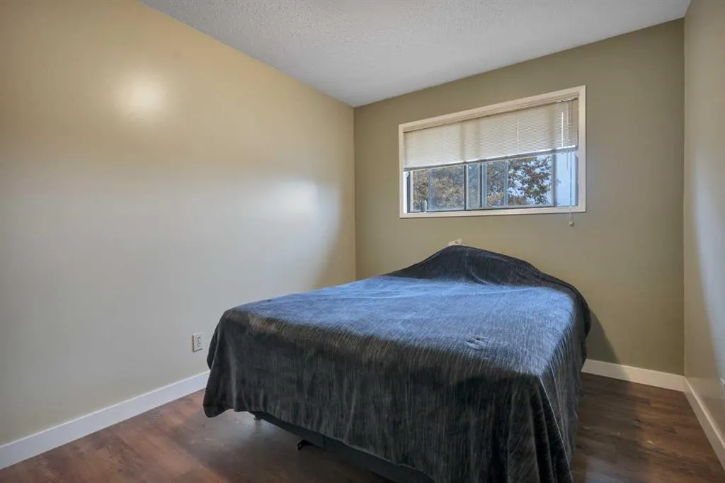 5724 57 Street Close