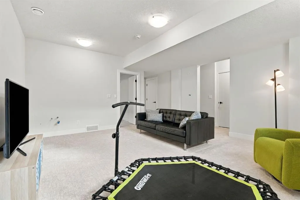 24 Yorkville Terrace SW