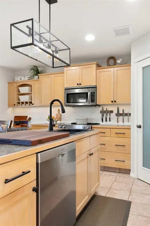 54 Vista Close SE