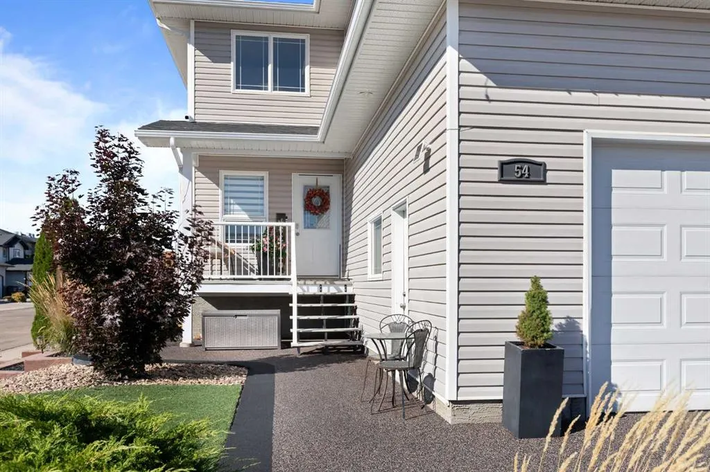 54 Vista Close SE