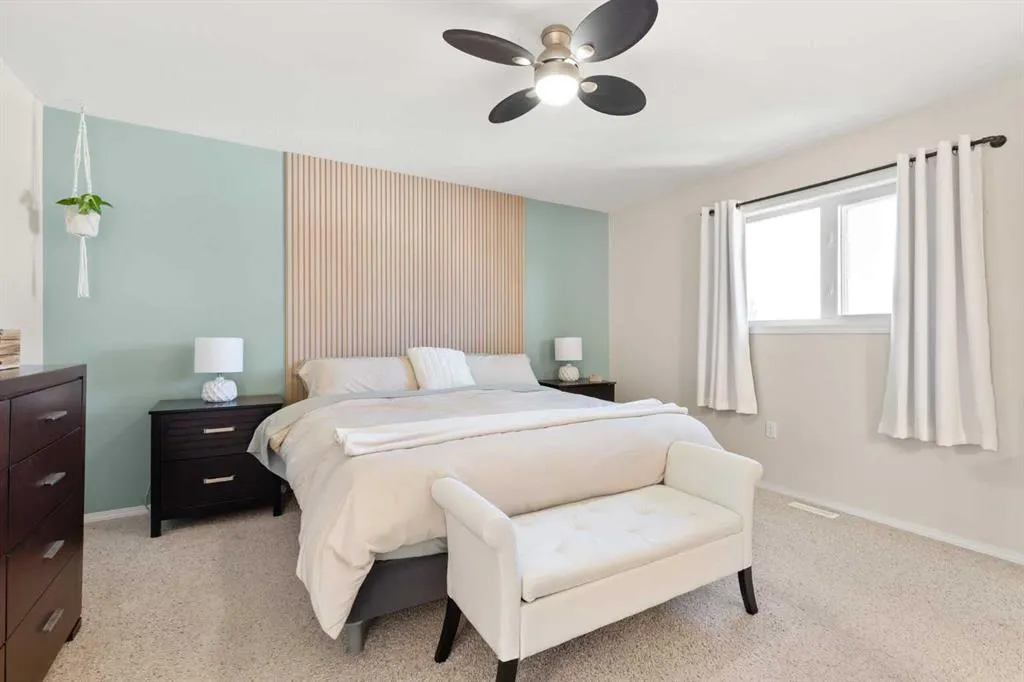 54 Vista Close SE