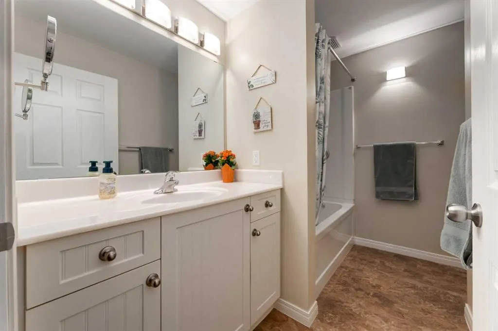 4 ARBOUR CLIFF Court NW